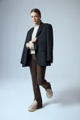 Calza de tiro alto confeccionada en lycra gruesa, con diseño semi-oxford y tajos en el ruedo frontal.