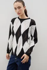 Buzo de punto con diseño de rombos en tonos azul y marrón, con cuello redondo y mangas largas.