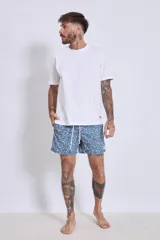 Short de baño azul con estampado floral en tonos rosa y blanco.