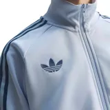 Campera deportiva Adidas de la Selección de Italia, color celeste, con cierre frontal y las clásicas tres tiras en azul marino en las mangas. Cuenta con bolsillos laterales, cuello alto y los escudos de Adidas y de la federación italiana bordados en el pecho.