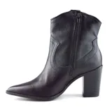 Bota corta de cuero sintético color beige, con puntera fina, caña baja y taco cuadrado.