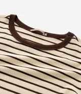 Blusa baby look de rib con rayas horizontales beige y marrón, cuello redondo y puños en color marrón contrastante.