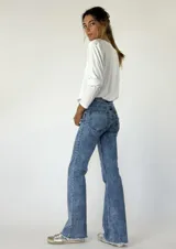 Pantalón de jean Oxford color celeste con efecto lavado.