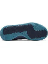 Championes de básquetbol Under Armour modelo Jet 25, con diseño de corte medio en tonos azul y turquesa. Presentan una parte superior de materiales mixtos que combina malla y paneles sintéticos para mayor durabilidad y transpirabilidad, cuello acolchado para sujeción, entresuela Micro G® para amortiguación reactiva y suela de goma con patrón de tracción multidireccional.