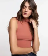 Blusa sin mangas de viscosa con textura acanalada y cuello alto. Presenta un diseño ajustado al cuerpo y acabado liso.