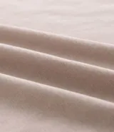 Remera de manga larga con cuello redondo, confeccionada en algodón. Presenta un corte comfort holgado y una pequeña etiqueta decorativa en el bajo.