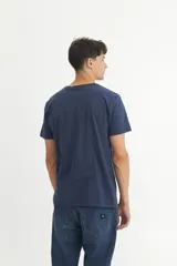 Remera básica color blanco de corte clásico y mangas cortas.