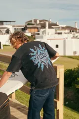 Remerón negro con efecto lavado y estampado en la espalda con la inscripción "Glass Waves" en letras azules y blancas, rodeada de llamas azules.