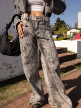 Jean de mujer color gris con efecto acid wash, de corte recto y tiro alto, con costuras frontales y bolsillos laterales.