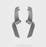 Aros colgantes plateados con forma de lazo.