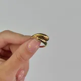 Anillo dorado de acero inoxidable con diseño moderno de doble banda entrelazada.