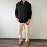 Camisa de lino manga larga de color blanco, con cuello mao y cierre frontal con botones.
