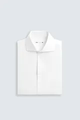 Camisa blanca de manga larga con cuello italiano abierto y cierre frontal de botonadura.