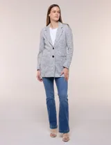 Blazer de tejido de punto jaspeado, de corte clásico y informal con largo medio, solapa de muesca tradicional, cierre frontal de doble botón y bolsillos funcionales.