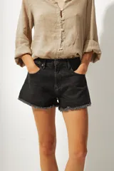 Short de jean negro con corte clásico, tiro medio y ruedo deshilachado.