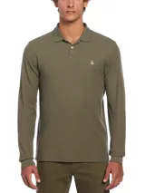 Polo de manga larga color verde oliva confeccionado en tejido de piqué de algodón orgánico. Presenta cuello clásico, tapeta con dos botones y logo de pingüino bordado en el pecho.