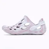 Sandalia tipo zueco acuático Merrell, con diseño ergonómico de espuma EVA inyectada y perforaciones para ventilación. Presenta un estampado marmolado en tonos rosado y blanco, con una tira trasera de ajuste en caucho translúcido.