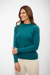 Sweater de punto con cuello medio, manga larga y ajuste al cuerpo, confeccionado en tejido suave.