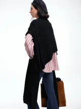 Poncho amplio y liviano de tejido suave con mezcla de cashmere, de diseño abierto y caída fluida.