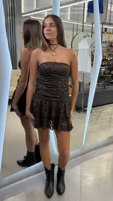 Vestido corto strapless de encaje color marrón oscuro, con diseño fruncido en el cuerpo y falda con volados en capas.