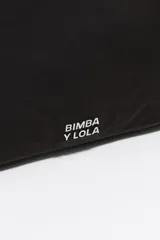 Bolso tipo bucket de estructura blanda y ligera, confeccionado en tejido técnico negro. Presenta cierre mediante cordón ajustable, bolsillo frontal con cierre, correa bandolera regulable y logo de la marca estampado en el frente.