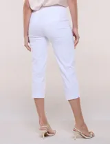 Pantalón capri blanco de estilo sastrero, tiro alto y calce ajustado, con cintura elástica ancha y bolsillos frontales funcionales.