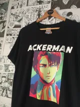 Remera negra de algodón con estampado de Levi Ackerman en estilo pop art y la palabra "ACKERMAN" en letras blancas. Estilo casual y urbano.