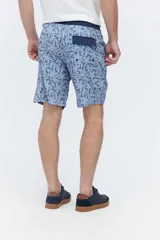 Short de baño estilo surf color gris, de largo medio, con estampado geométrico abstracto y cordón ajustable en la cintura. Incluye bolsillo trasero con solapa.