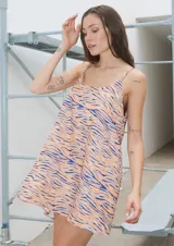 Vestido corto con estampado animal print en tonos naranja y azul, breteles finos regulables y espalda cavada.