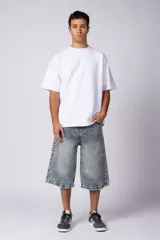 Bermuda de jean color marrón con lavado vintage, corte amplio y ruedo desflecado.