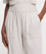 Pantalón pantacourt color crudo, de sarga con efecto lino, con cintura elástica y bolsillos delanteros.