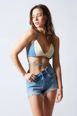 Top de denim con lazos regulables.