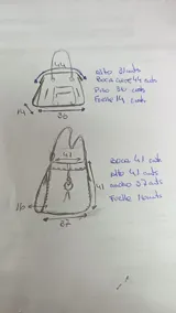 Bolso tote negro de cuero con herrajes y cierres metálicos. Presenta múltiples bolsillos exteriores con cierres y tiras decorativas de cuero en tono claro. Incluye asas de mano y una correa larga ajustable para llevar al hombro.