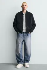 Zapatilla de cordones color blanco hueso, con parte superior lisa y suela de plataforma gruesa. Presenta un detalle de pieza negra en el talón.