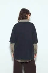 Remerón de manga corta color terracota con efecto gastado, silueta amplia y bolsillo aplicado con bordado de perro salchicha.