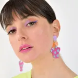 Par de aros colgantes con piezas de acrílico de diferentes formas y colores: lila, naranja y rosa con estrellas turquesas.