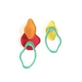 Par de aros colgantes con formas abstractas en acrílico de colores: naranja, rojo, amarillo y verde.