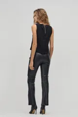 Pantalón negro de cuero legítimo, corte recto y ajustado, con costuras verticales decorativas y cierre metálico lateral.