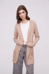 Saco tipo cárdigan abierto de tejido de punto, con mangas largas y bolsillos frontales aplicados.