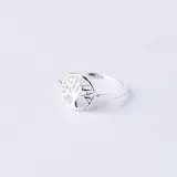Anillo de plata 925 con diseño circular calado que representa el árbol de la vida.