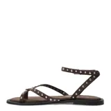 Sandalias planas Miss Carol Hessa color marrón, con tiras finas decoradas con tachas y ojalillos metálicos plateados, y tira ajustable al tobillo.