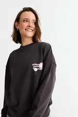 Buzo de cuello redondo y mangas largas, confeccionado en tejido de algodón y poliéster. Presenta un diseño liso en el frente con un pequeño detalle en el pecho y un corte holgado con puños y ruedo acanalados.