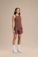 Musculosa deportiva de corte suelto y cuello redondo, confeccionada en tejido técnico con textura creponada. Presenta una abertura en V en la espalda para mayor ventilación y libertad de movimiento.