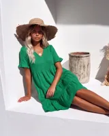 Vestido corto color azul de lino, con escote en V, mangas cortas con volados y diseño escalonado en la falda.
