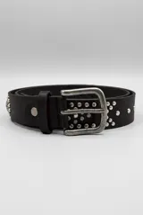 Cinto negro de cuero sintético adornado con tachas plateadas y hebilla metálica de acabado envejecido.