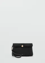 Bolso de mano mediano color negro, confeccionado con tejido trenzado tipo rafia. Cuenta con solapa frontal con cierre de botón a presión metálico dorado, asa de muñeca desmontable y detalle de logo grabado en dorado.