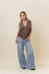 Jean de tiro alto con calce wide leg, confeccionado en denim de lavado celeste claro. Presenta una estructura firme y un interior forrado para mayor abrigo, con bolsillos funcionales.