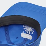 Gorro de béisbol color verde oliva con bordado frontal que incluye una flor sonriente con piernas y las letras "STANCE" rodeándola.