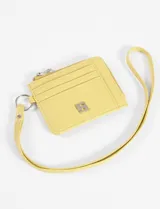 Tarjetero amarillo de cuero vegano con textura granulada, cierre superior con cremallera, tres ranuras para tarjetas y correa de muñeca.