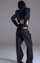 Pantalón wide leg de mujer en denim oscuro, con cintura definida, pliegues suaves y costuras a contraste.